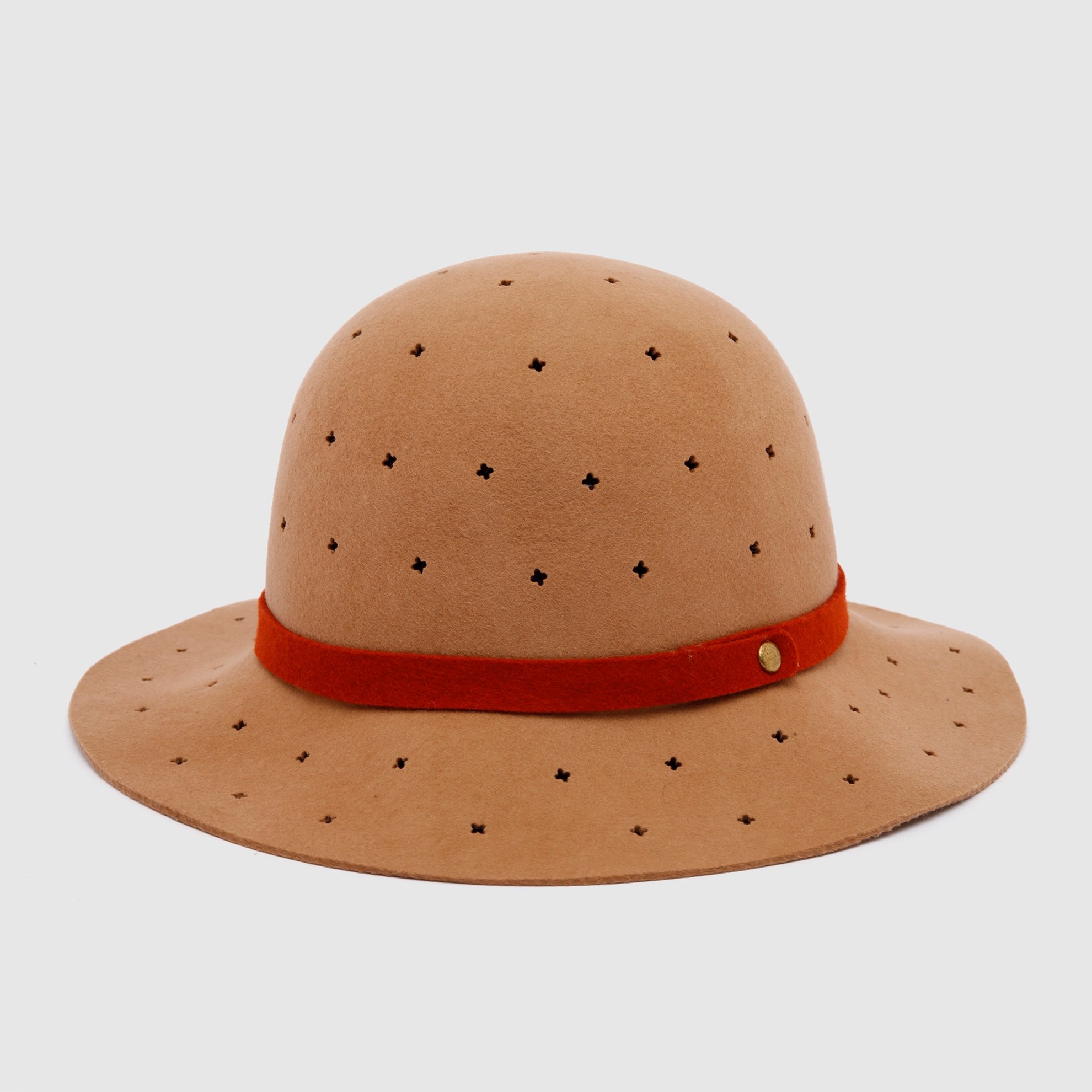 Delik Detaylı Şapka
