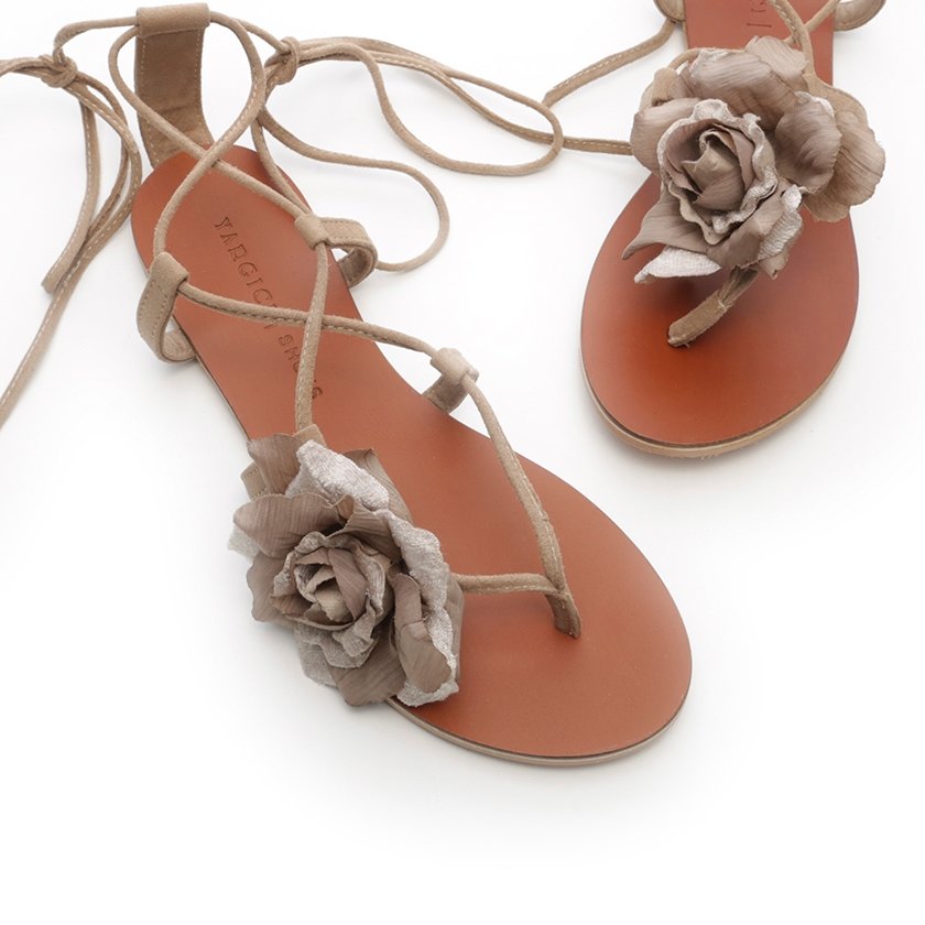 Çiçek Detaylı Deri Sandalet