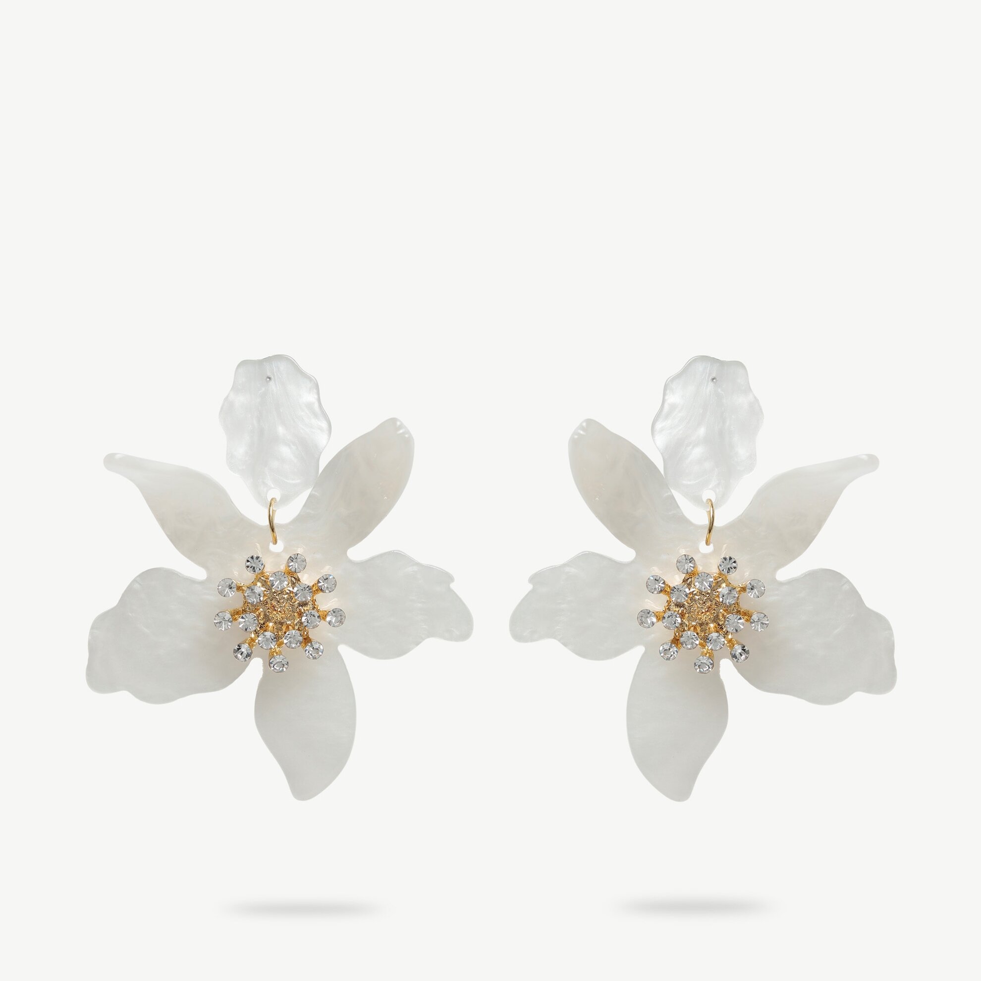 Çiçek Desenli Beyaz Küpe