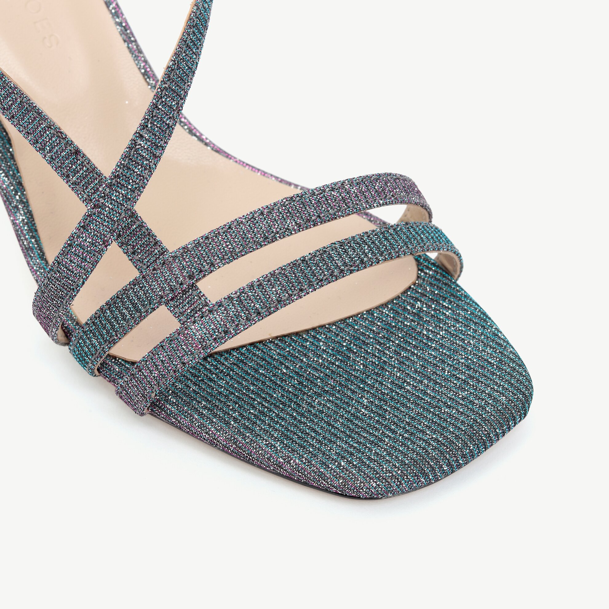 Parlak Çok Bantlı Kumaş Topuklu Ayakkabı