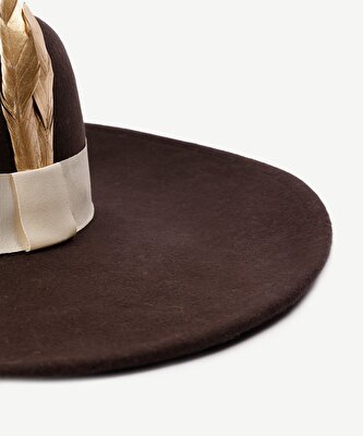 Tüy Detaylı Klasik Şapka